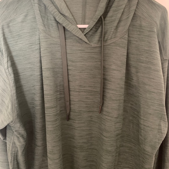 Old navy athletic top - Picture 2 of 3